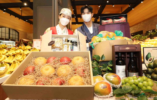 서울 중구 신세계백화점 본점에서 모델들이 친환경 패키지에 담긴 설 설물세트를 소개하고 있다. 신세계백화점 제공